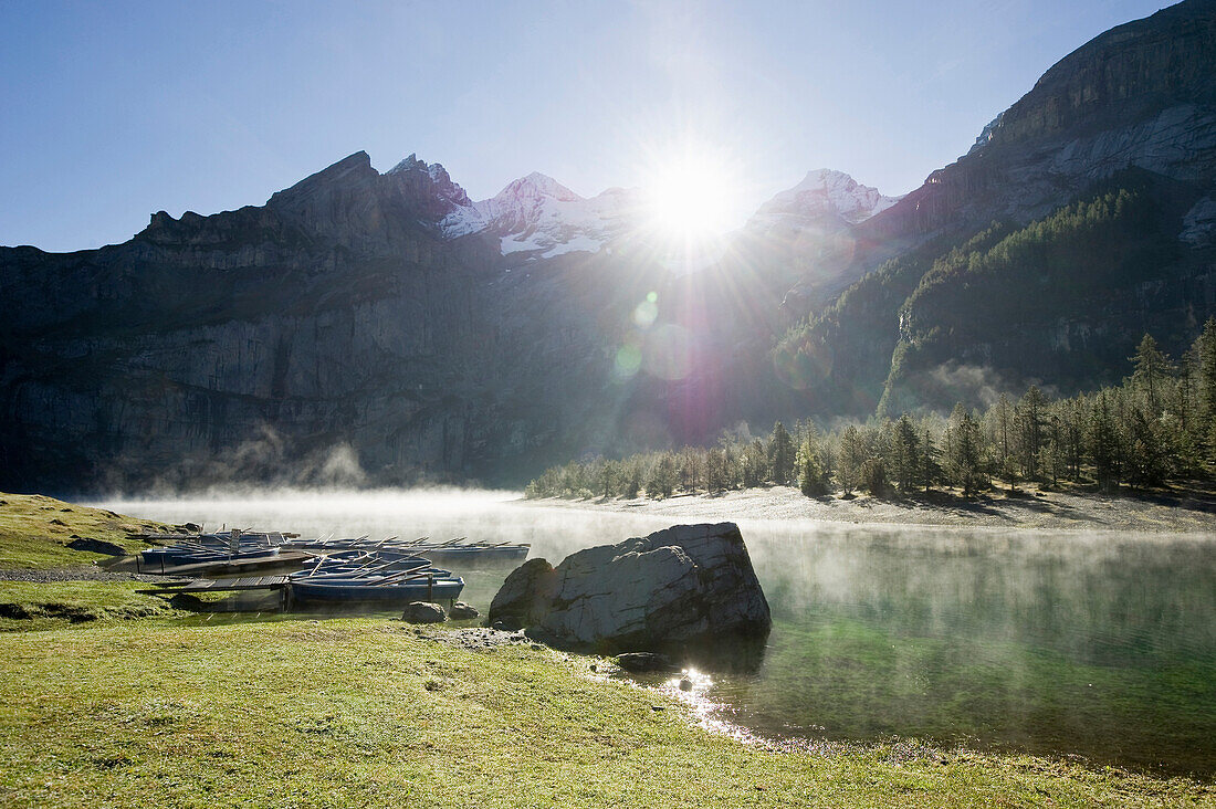 Sonnenaufgang und Morgennebel am Oeschinensee, Kandersteg, Berner Oberland, Kanton Bern, Schweiz, Europa