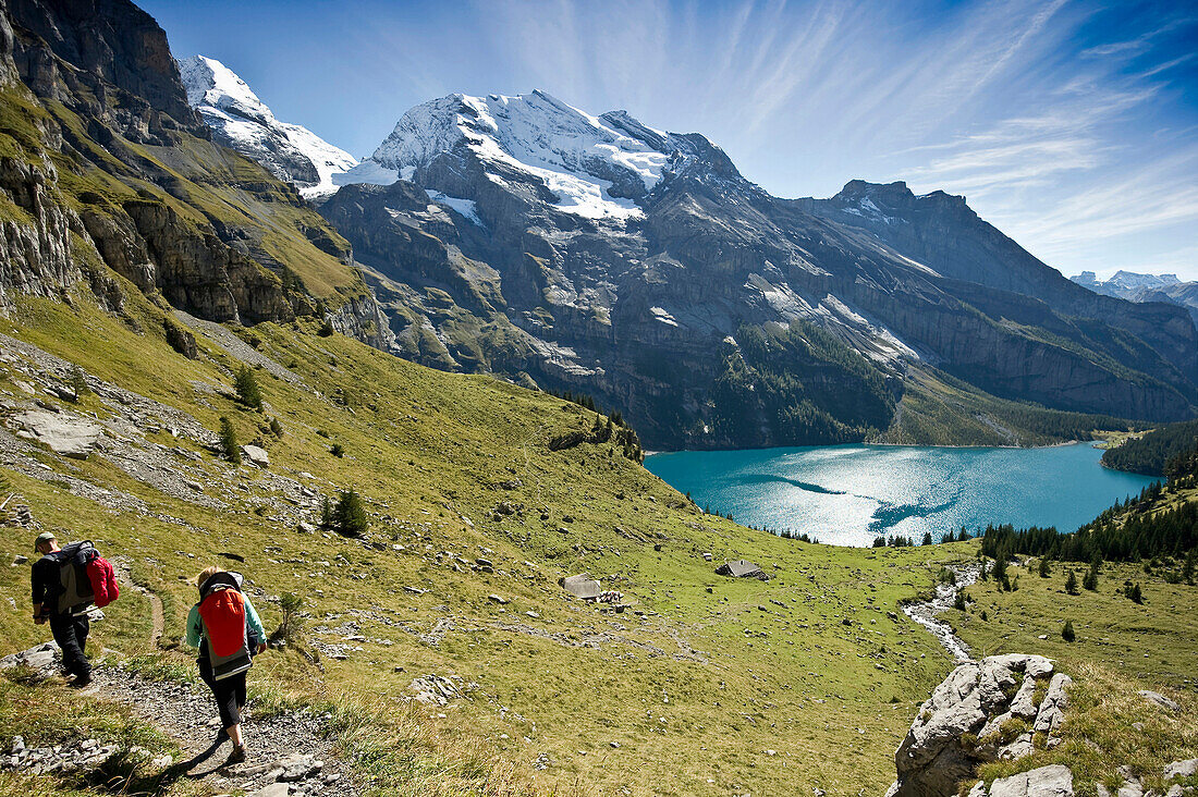 Wanderer am Oeschinensee, Kandersteg, Berner Oberland, Kanton Bern, Schweiz, Europa