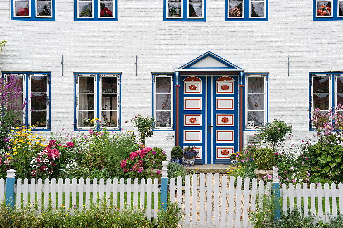 Traditional house and flower garden, Tönning, Eiderstedt peninsula, North Frisian Islands, Schleswig-Holstein, Germany, Europe