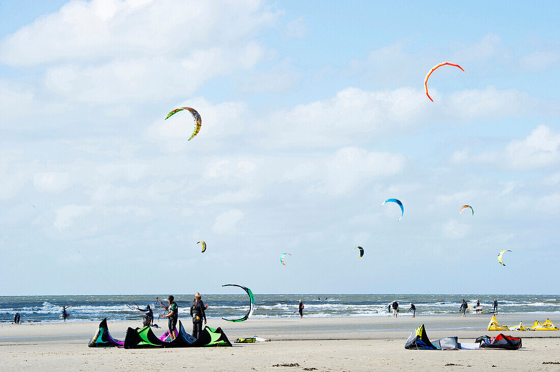 Kitesurfers on the beach, Sankt Peter-Ording, Wadden Sea National Park, Eiderstedt peninsula, North Frisian Islands, Schleswig-Holstein, Germany, Europe