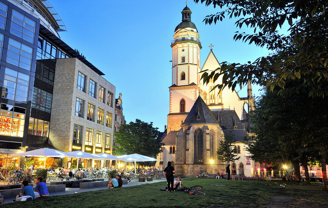 Blick auf die Thomaskirche am Abend, Leipzig, Sachsen, Deutschland, Europa
