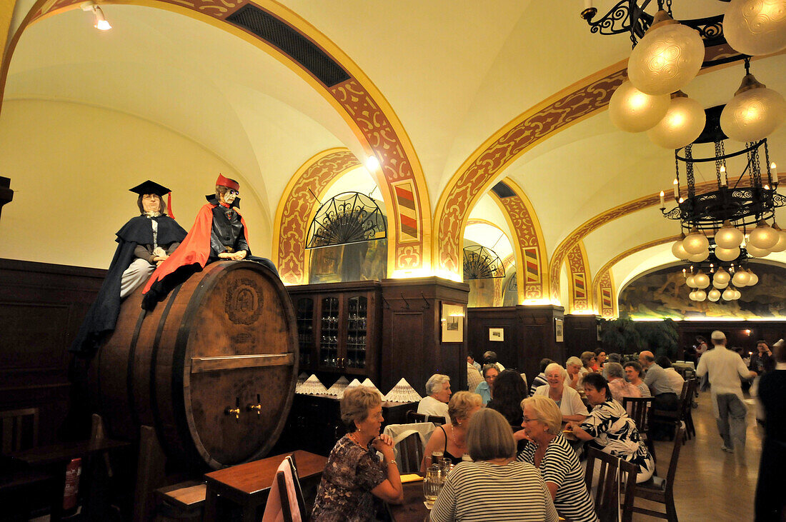 Menschen im Auerbachs Keller, Leipzig, Sachsen, Deutschland, Europa