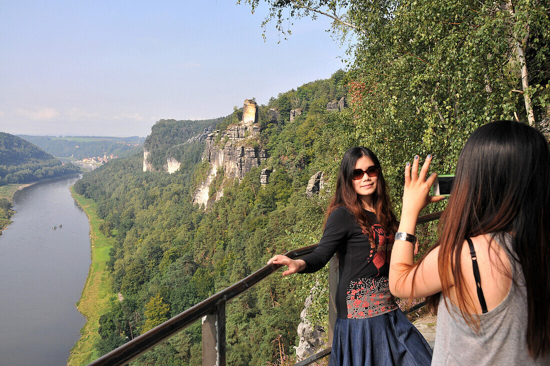 Blick auf die Elbe und Wehlen in der Bastei, Sächsische Schweiz, Sachsen, Deutschland, Europa