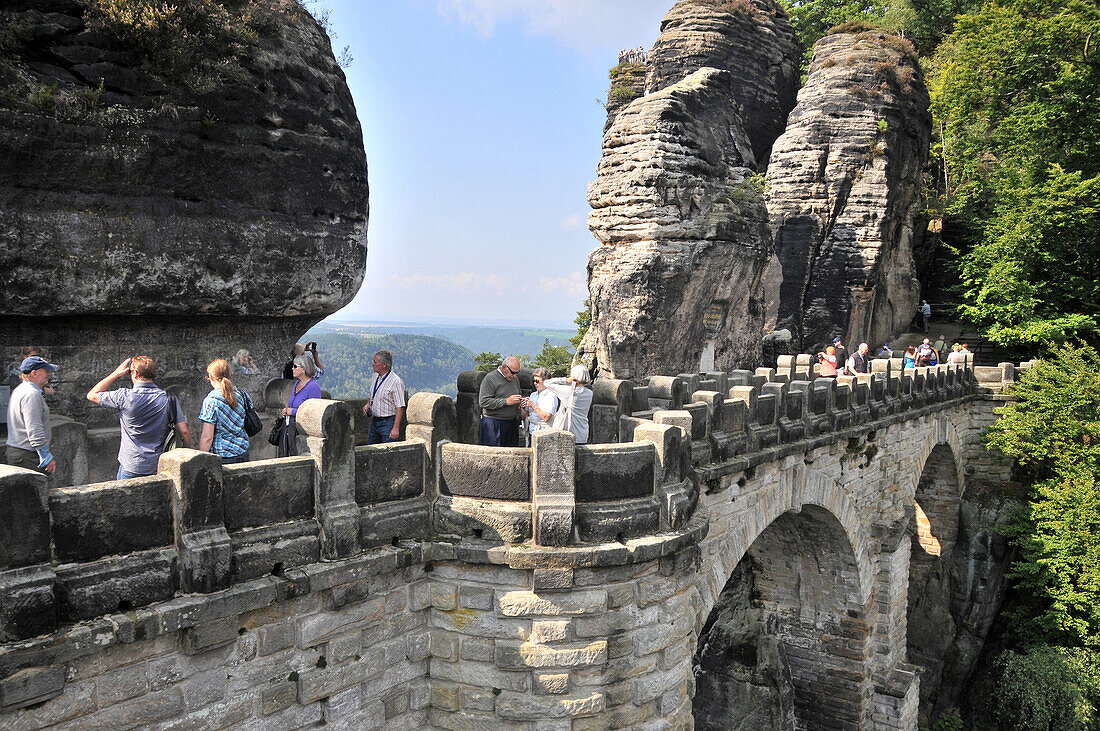 Menschen auf der Steinbrücke in der Bastei, Sächsische Schweiz, Sachsen, Deutschland, Europa