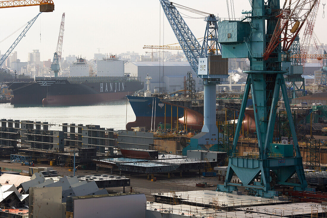 Übersicht über Kräne und Hafenbecken der weltgrößten Schiffswerft, Hyundai Heavy Industries (HHI) Werft, Ulsan, Südkorea