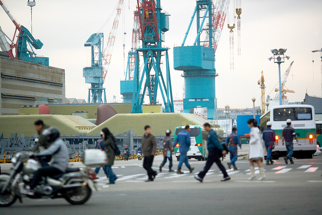 Verkehr auf dem Werksgelaende zu Schichtwechsel, weltgrößte Schiffswerft Hyundai Heavy Industries (HHI) Werft, Ulsan, Südkorea