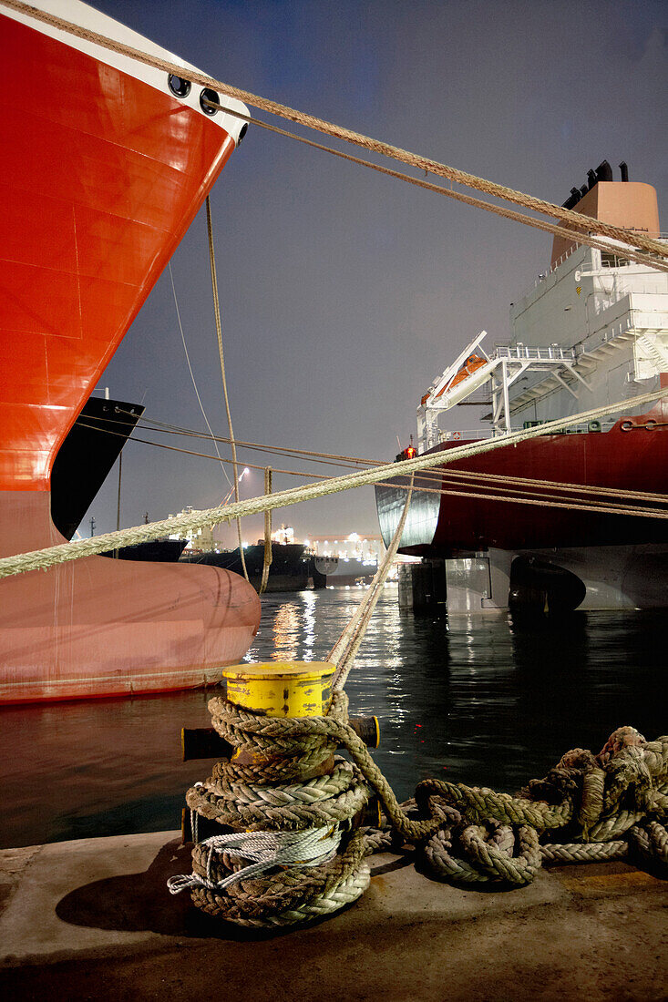 Containerschiffe mit Tauen an Poller festgebunden, Kai der Hyundai Heavy Industries (HHI) Werft, Ulsan, Südkorea