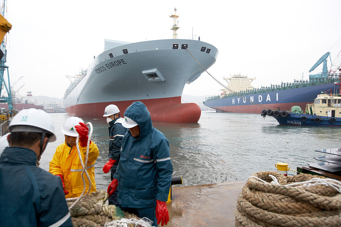 Containerschiff während Testfahrt im Hafen, Hyundai Heavy Industries (HHI) Werft, Ulsan, Südkorea
