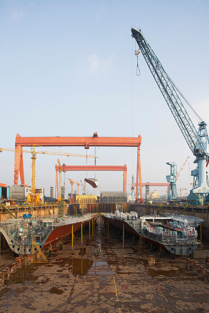 Einblick in Trockendocks der größten Werft der Welt bei Hyundai Heavy Industries, HHI, in Ulsan, Südkorea, Asien