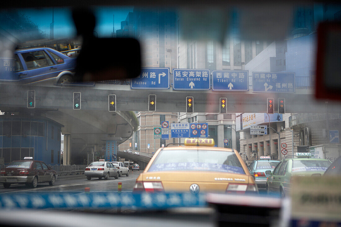 Blick durch die Frontscheibe eines Taxis auf Strassenverkehr in Shanghai, China