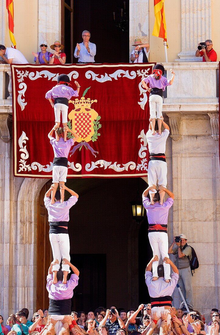Colla Jove Xiquets de Tarragona ´Castellers´ building human tower, a Catalan tradition Festa de Santa Tecla, city festival  Plaça de la Font Tarragona, Spain