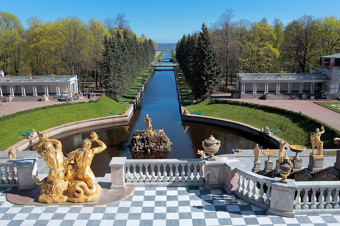 Great cascade, View from palace terrace, Peterhof, near St Petersburg, Russia