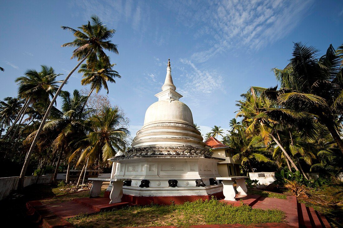 white buddhist Dagoba, Polhena, Matara, LKA, Sri Lanka