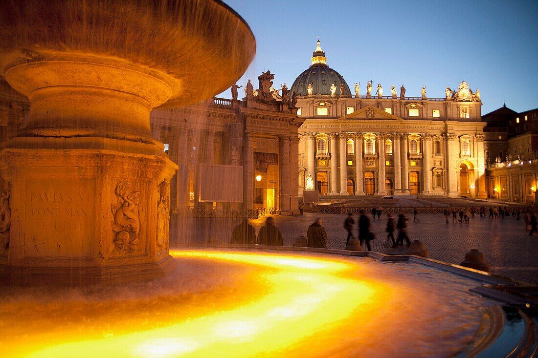 fountain and the illuminated St  Peter´s Basilica and St  Peter´s Square at the blue hour, Rome, Italy, Europe