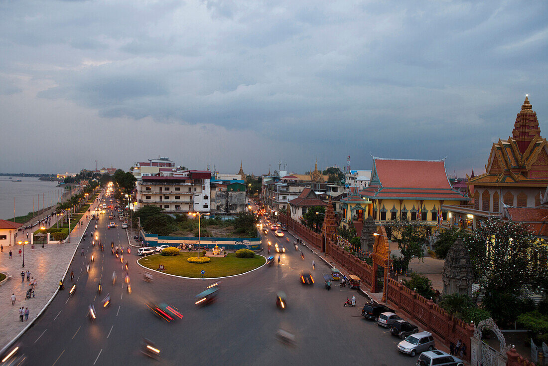 Sisowath Quay am Flussufer des Tonle Sap mit Wat Ounalom, Phnom Penh, Hauptstadt von Kambodscha, Asien