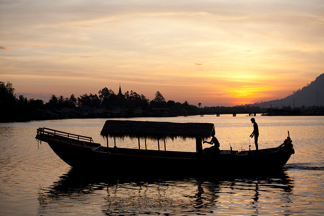 Fischerboot beim Sonnenuntergang in Kampot am Fluss Teuk Chhou auch Prek Thom Fluss, Provinz Kampot, Kambodscha, Asien