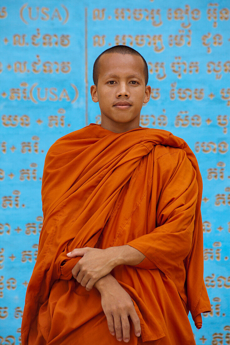 Junger buddhistischer Mönch in einem Tempel in der Provinz Kampot, Kambodscha, Asien