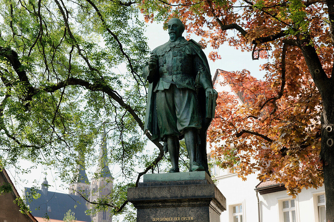 Fürst-Ludwig-Denkmal am Schloßplatz vor der Jakobskirche, Köthen, Sachsen-Anhalt, Deutschland, Europa