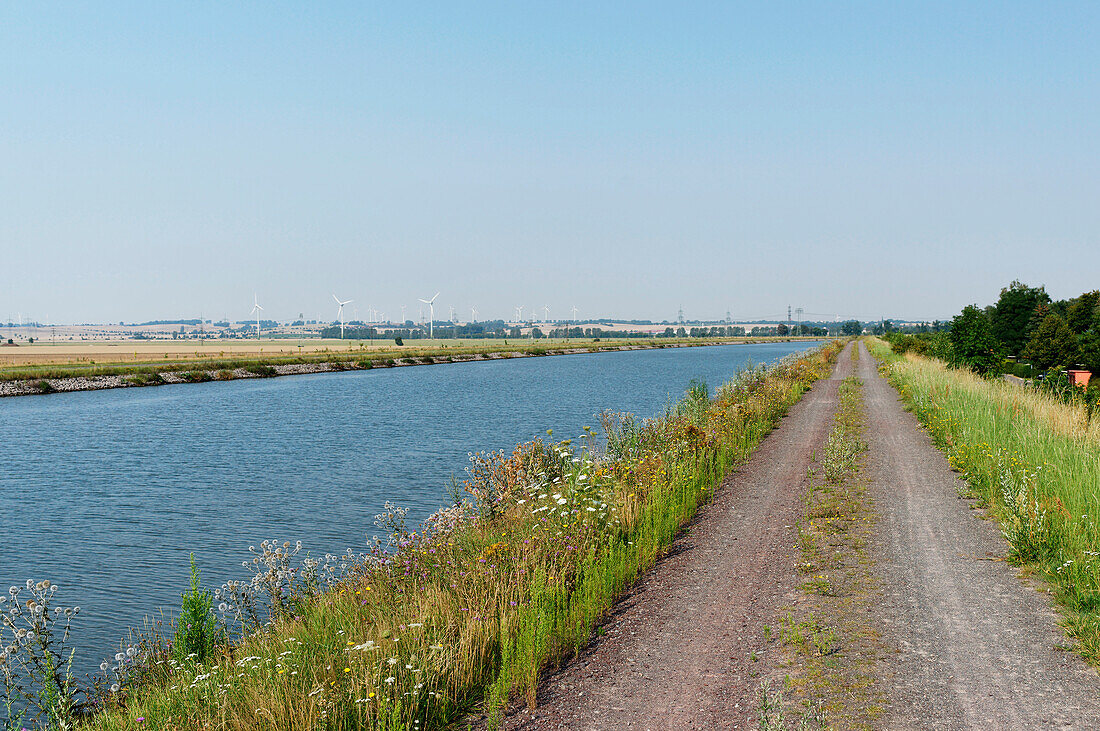 Schotterstrasse neben dem Mittellandkanal, Weser Elbe Kanal, Wolmirstedt, Sachsen-Anhalt, Deutschland, Europa