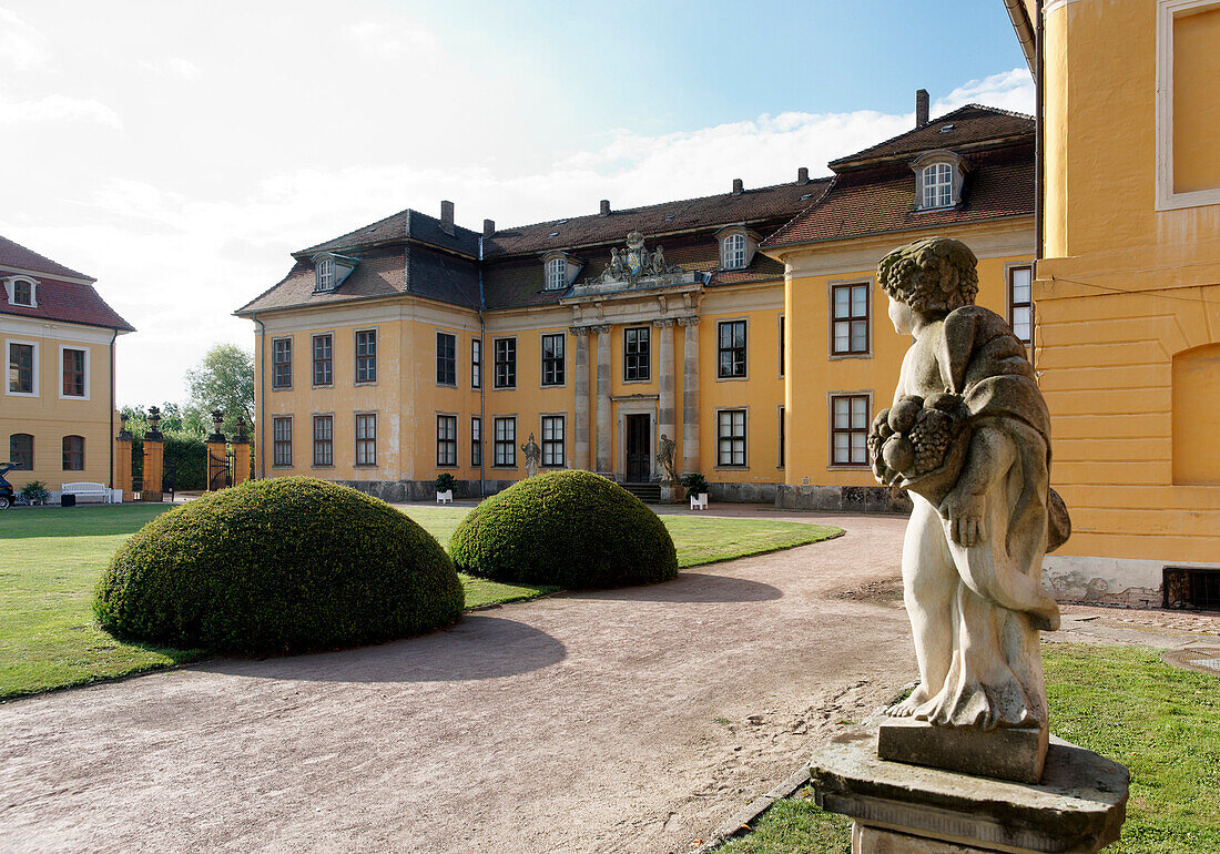 Ehrenhof, Schloss Mosigkau, Mosigkau bei Dessau, Sachsen-Anhalt, Deutschland, Europa