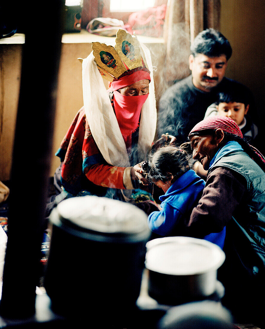 Oracle of Sabu, 77 jährige Heilerin Sonam Sangmu behandelt Kind in ihrer Küche nahe Leh, Ladakh, Jammu und Kashmir, Indien