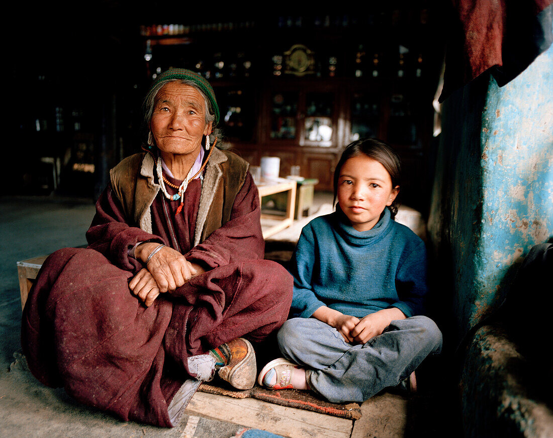 72 jährig Oma der Familie Tsemopa mit Enkelin, in Ney am Kloster Thagchokling, Ladakh, Ladakh, Jammu und Kashmir, Indien