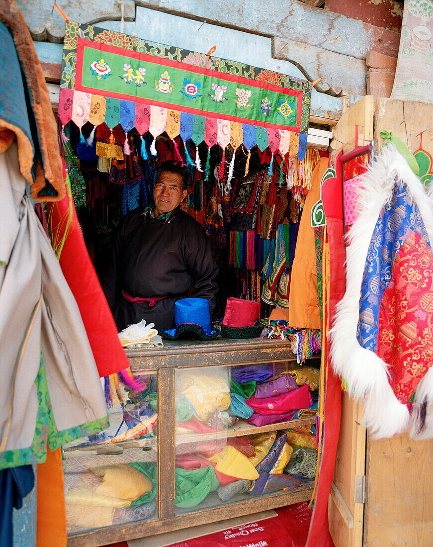 Stoffverkäufer in seinem Geschäft, Zentrum von Leh, Ladakh, Jammu und Kashmir, Indien