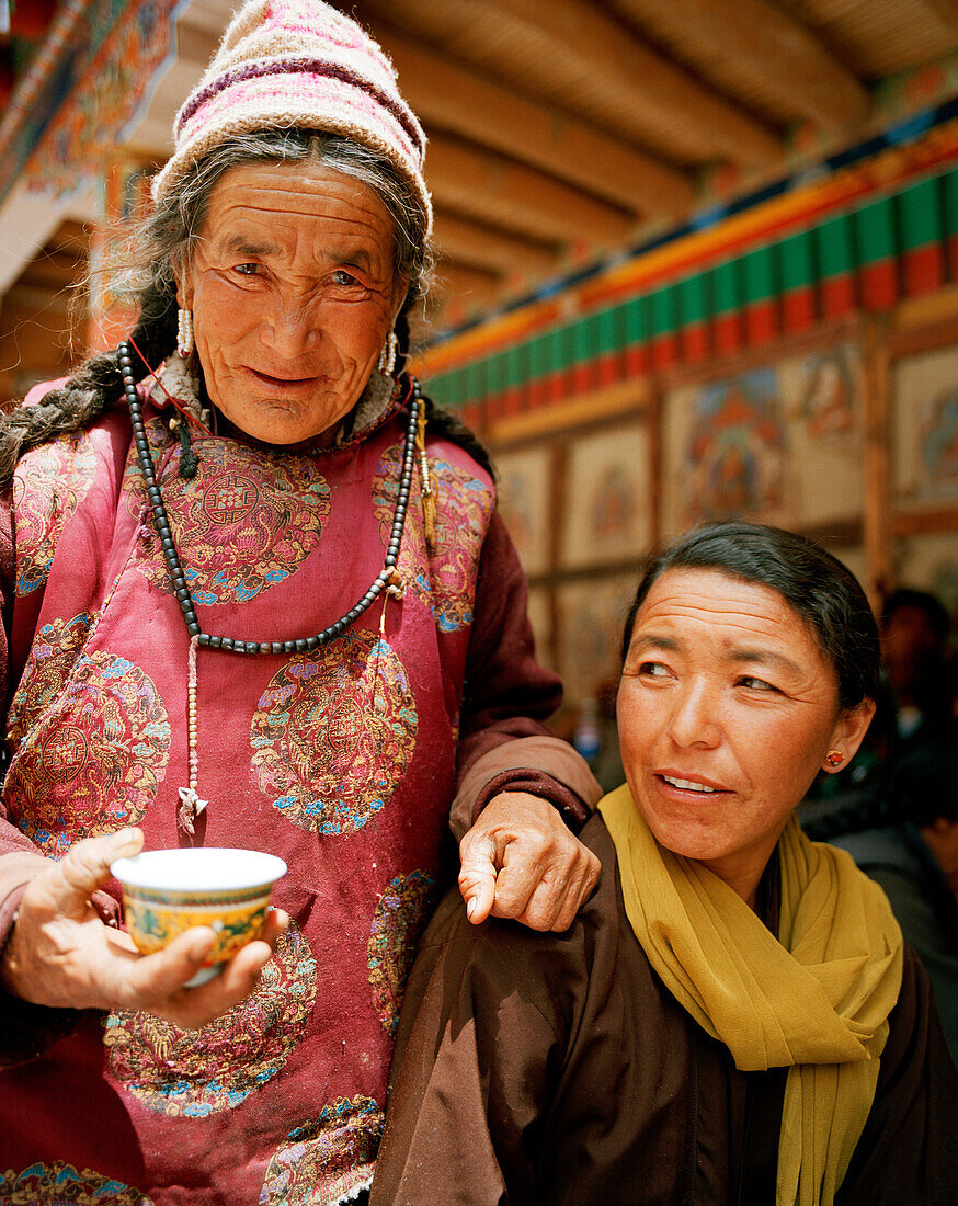 Frauen trinken Tee im Innenhof, Hemis Festival, Kloster Hemis, südöstlich Leh, Ladakh, Jammu und Kashmir, Indien