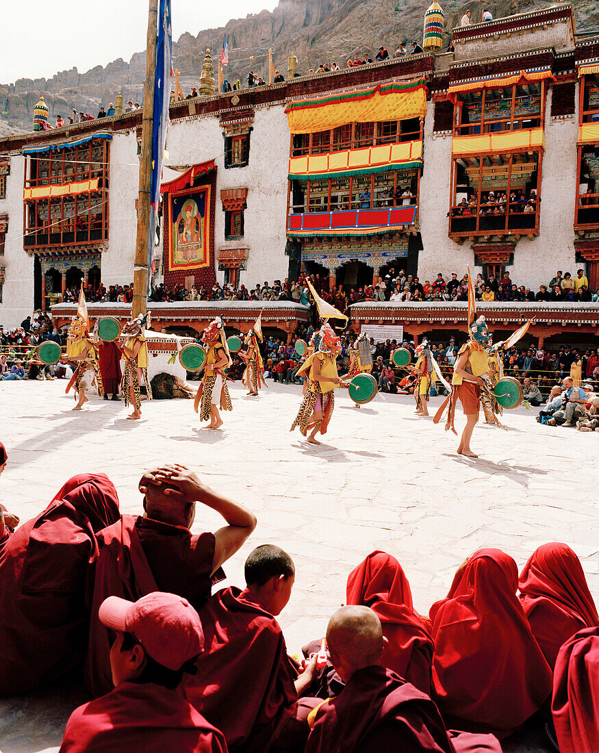 Maskentanz im Innenhof beim jährlichen Hemis Gonpa Festival im Kloster Hemis, südöstlich Leh, Ladakh, Jammu und Kashmir, Indien
