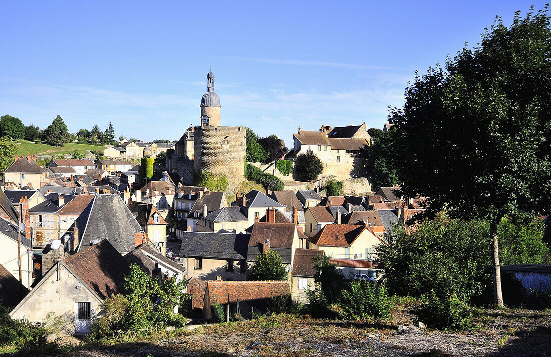Blick auf das Dorf mit Burg, Bourbon L'Archambault, Borbonnais, Auvergne, Frankreich, Europa