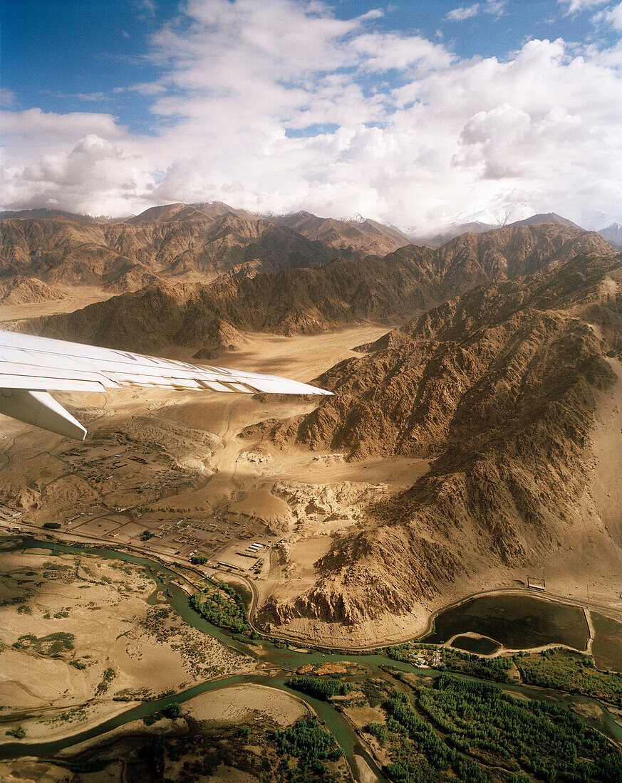 Anflug des Jets aus New Delhi auf Hauptstadt Leh, über dem Indus Tal, vor Karakorum Range, Ladakh, Jammu und Kashmir, Indien