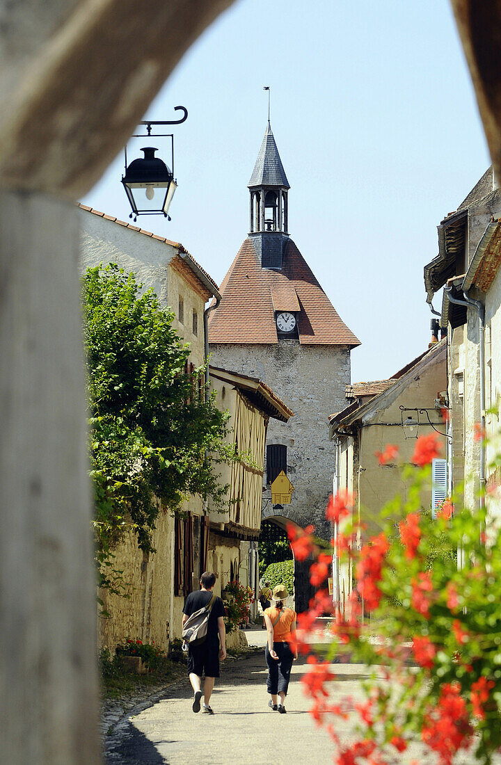 Blick auf das Westtor im Dorf Charroux, Sioule Tal, Bourbonnais, Auvergne, Frankreich, Europa