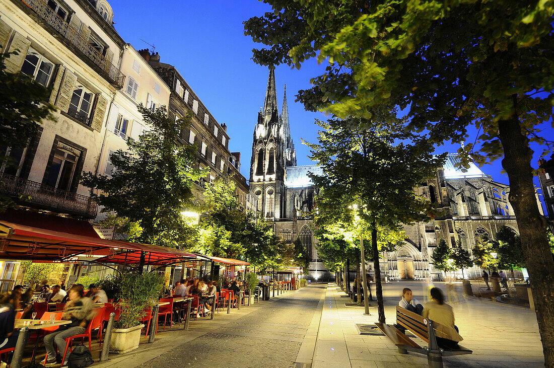 Restaurants an einem Platz vor der Kathedrale am Abend, Clermont Ferrand, Auvergne, Frankreich, Europa