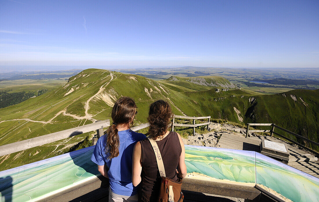 Menschen auf dem Vulkan Puy de Sancy, Monts Dore, Vulkan Auvergne, Frankreich, Europa