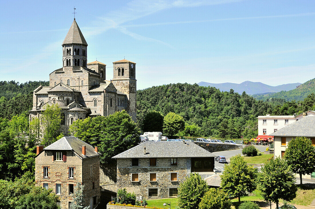 Romanische Kirche in St. Nectaire, Vulkan Auvergne, Frankreich, Europa