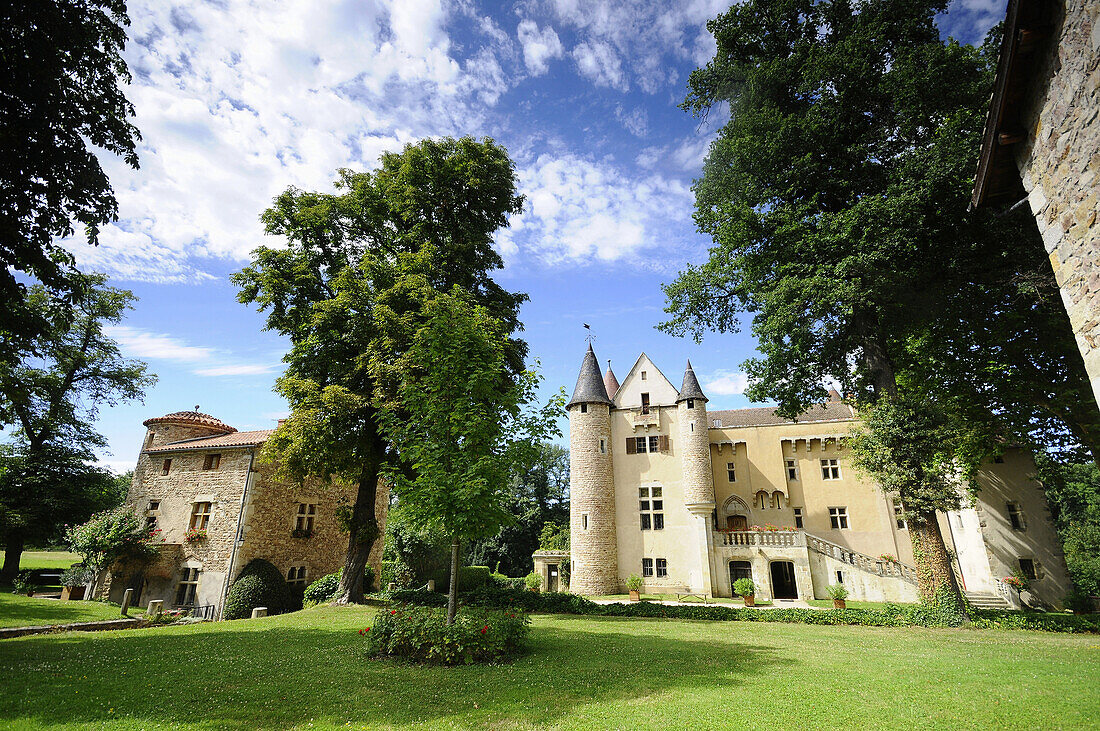 Schloß Aulteribe unter Wolkenhimmel, Thiers, Auvergne, Frankreich, Europa