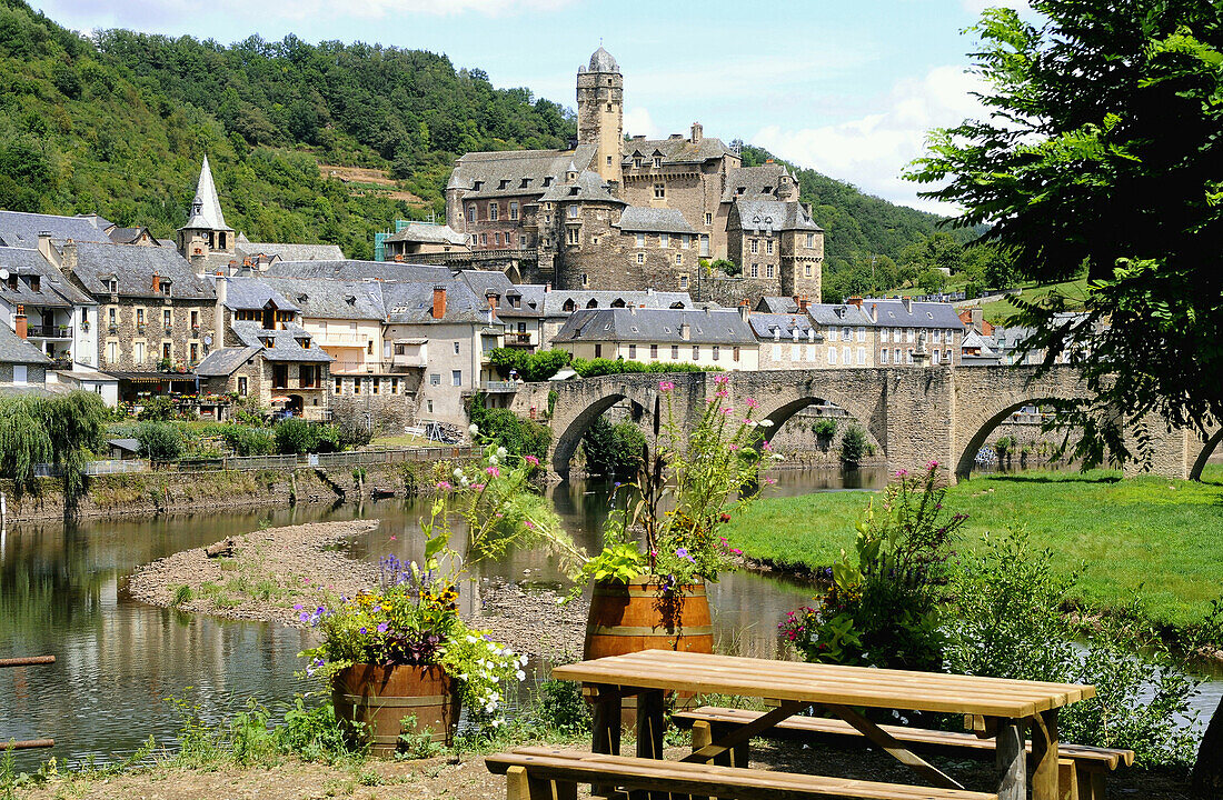 Die Gemeinde Estaing mit Schloss am Fluss Lot, Tarn und Lot Tal, Languedoc, Frankreich, Europa