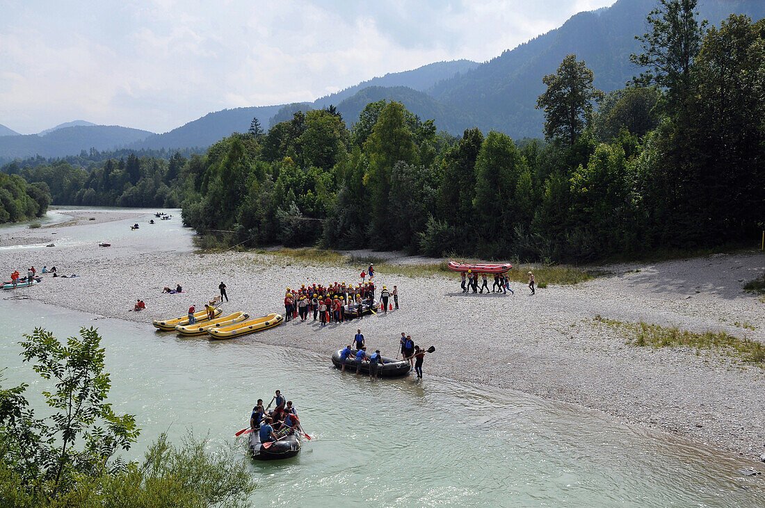 Menschen mit Schlauchbooten an der Isar bei Lenggries, Oberbayern, Bayern, Deutschland, Europa