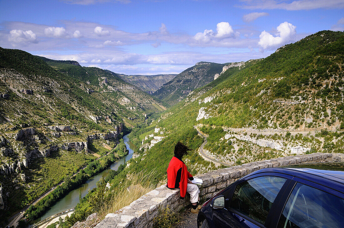 Blick von La Malene auf die Tarn Schlucht mit Fluss, Cevennen, Languedoc, Frankreich, Europa