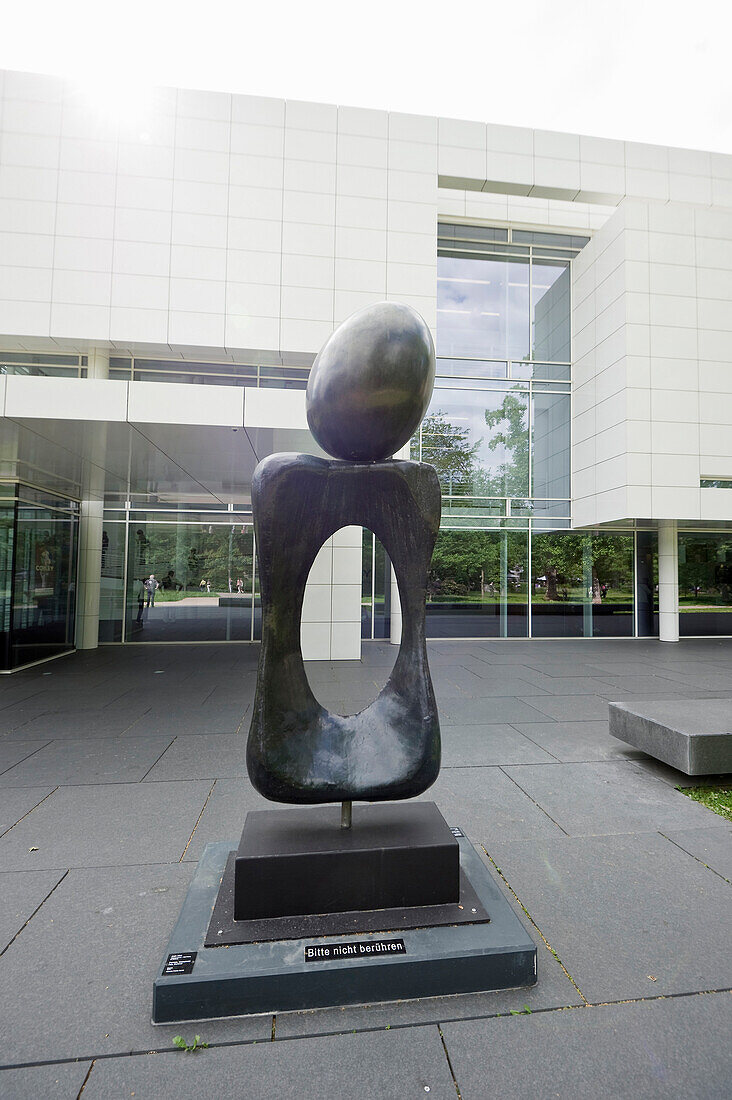 Skulptur von Joan Miro vor dem Museum Frieder Burda, Architekt Richard Meier, Baden-Baden, Schwarzwald, Baden-Württemberg, Deutschland, Europa