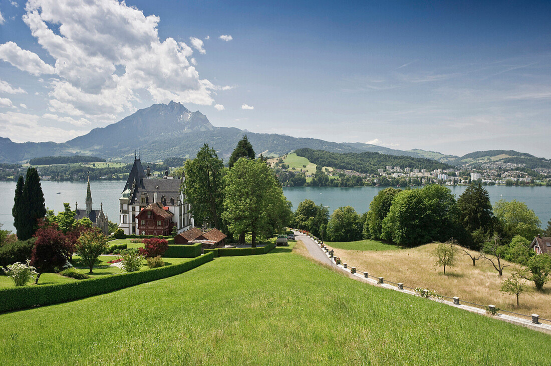 Schloss Meggenhorn und der Berg Pilatus im Hintergrund, Meggen, Vierwaldstättersee, Kanton Luzern, Schweiz, Europa