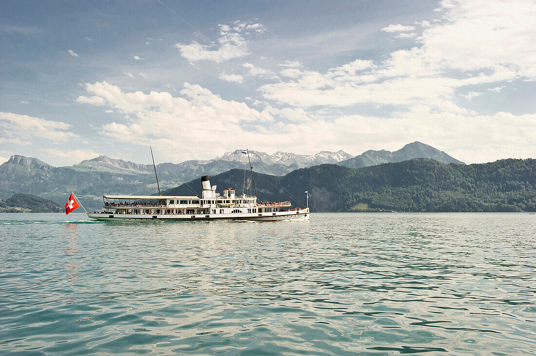 Historisches Ausflugsschiff auf dem Vierwaldstättersee, Weggis, Kanton Luzern, Schweiz, Europa