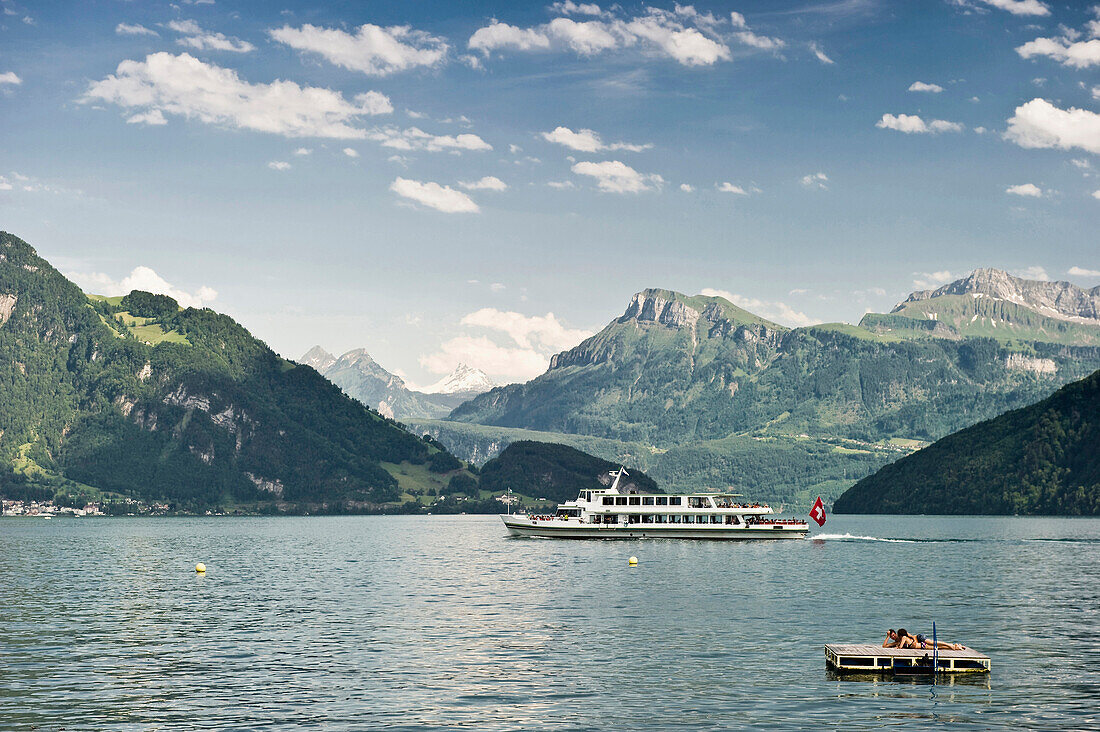 Ausflugsschiff auf dem Vierwaldstättersee, Weggis, Kanton Luzern, Schweiz, Europa