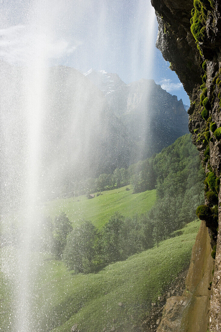 Staubbachfall im Sonnenlicht, Lauterbrunnen, Kanton Bern, Schweiz, Europa