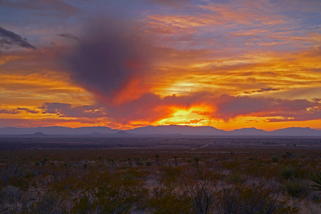 Sonnenuntergang über den San Andres Mtns bei Alamogordo, New Mexico, USA, Amerika
