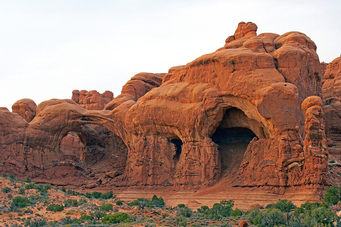 Arches National Park, Windows Section mit Double Arch und den La Sal Mountains, Utah, USA, Amerika