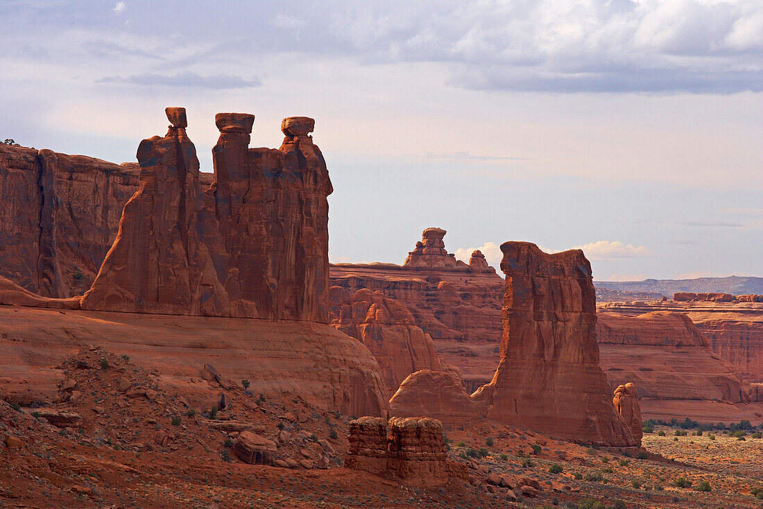 Couthouse Towers and Park Avenue, Three Gossips, Arches National Park, Utah, USA, America