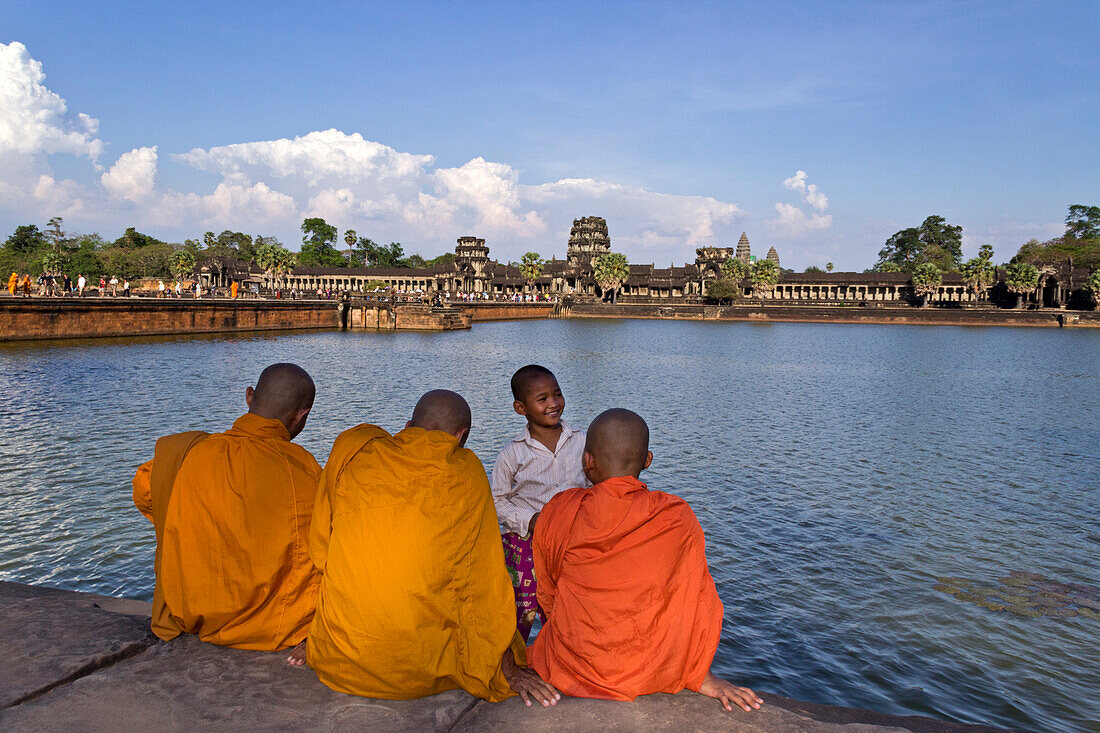 Monks at Angkor Wat Temple, Unesco World Cultural Heritage, Angkor, Cambodia
