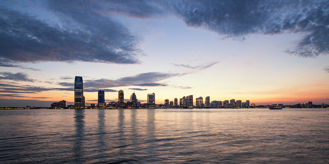 Blick vom Battery Park to Skyline of New Jersey at Sunset, New York City, USA