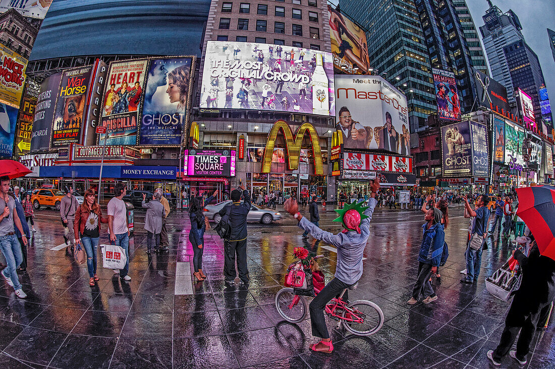 Menschen auf dem Times Square am Abend, 42th, Broadway, Manhattan, New York City, New York, USA